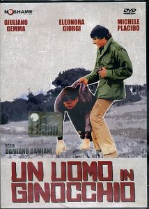 UN UOMO IN GINOCCHIO